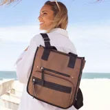 Cartera mochila de color azul marino confeccionada en nylon, con un diseño versátil que permite su uso como bolso de mano o mochila. Presenta dos bolsillos frontales con cierre de cremallera negra y tiradores largos, correas de cinta negra resistente y un compartimento principal de gran capacidad.