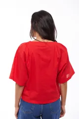 Blusa roja de mangas 3/4 y escote en V.