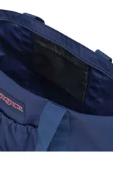 Bolso tipo tote de tela color azul marino con cierre superior y bolsillo frontal con fuelle. Tiene doble asa de mano y logo de la marca en el frente.
