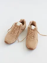 Sneakers de gamuza color tostado, con diseño moderno y cordones intercambiables.