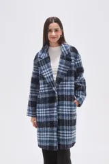 Tapado largo de poliéster con estampado a cuadros en tonos azules y negro. Presenta un diseño holgado con cuello de solapa, manga larga y bolsillos laterales.