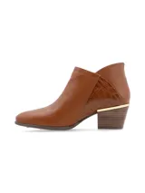 Botineta al tobillo de cuero negro con detalle de cuero croco en el talón, taco intermedio con detalle metálico y cierre lateral. Diseñada en Uruguay, fabricada en Brasil.