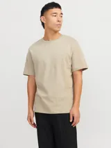 Camiseta color beige de manga corta y cuello redondo, corte relajado.