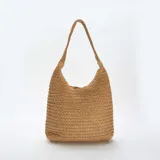 Bolso grande de paja color beige con asa de hombro tejida.