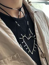 Collar de alpaca con diseño en forma de corazón, accesorio hecho a mano con tiento de gamuza.