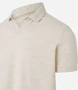 Polo de hombre color verde claro con efecto lavado, cuello polo y manga corta. Presenta un escote en V en la abertura del cuello.