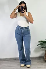 Pantalón de jean Oxford de tiro alto, color celeste claro.