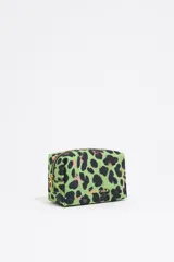 Neceser pequeño de nylon color verde con estampado animal print negro y rosa. Tiene cierre de cremallera dorada, bolsillo interior y logo metálico de la marca.