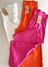 Pantalón de corte recto color fucsia, con pliegues en la parte delantera.