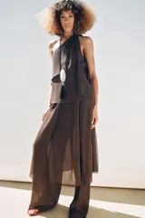 Pantalón marrón de tiro alto con cintura elástica y detalle de pareo superpuesto.