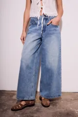 Pantalón de jean celeste de corte wide leg y tiro bajo.