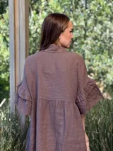 Vestido camisero azul de lino italiano, con cuello camisero, botones frontales, mangas 3/4 con doble volado y bolsillos laterales.