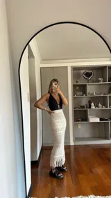 Pollera larga de crochet color crudo con flecos en el ruedo.