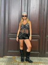 Gorro tipo bandana de crochet color gris, con apliques de perlas sintéticas.