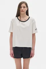 Remera roja de rib con cuello redondo amplio y mangas cortas.