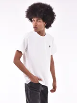 Remera blanca de corte recto y mangas cortas, con logo cuadrado negro en el pecho.