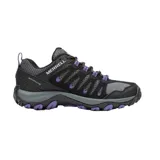 Championes de senderismo Merrell Crosslander 3, color negro con detalles en gris y violeta. Capellada de gamuza y malla transpirable, puntera sintética protectora, entresuela de espuma EVA y suela de goma adherente.