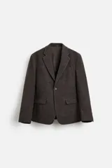 Blazer marrón con estampado pata de gallo, de corte regular fit, con cuello de solapas de muesca, manga larga con puños abotonados, bolsillo de vivo en el pecho, bolsillos de solapa en la cadera, bolsillo interior, aberturas en la espalda y cierre frontal con botones.