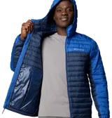 Campera Columbia con capucha, color verde oliva en la parte superior y gris claro en la parte inferior. Cuenta con cierre frontal, bolsillos laterales con cierre y logo de la marca en el pecho.