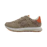 Championes Panama Jack color beige con detalles en naranja y suela blanca.
