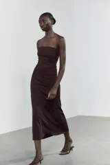 Vestido largo marrón chocolate de escote recto y hombros descubiertos, con detalle de frunces en el frente.