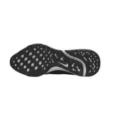 Zapatillas de running en color negro con detalles plateados, diseñadas para ofrecer mayor amortiguación y comodidad en cada paso.