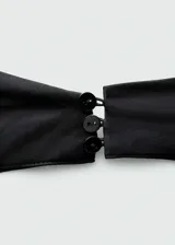 Top negro satinado con escote halter, espalda descubierta y bajo asimétrico.