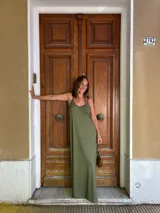 Vestido largo azul marino de viscosa, con tirantes finos y escote en V.