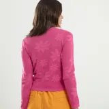 Sweater rosa con cuello redondo y mangas largas.