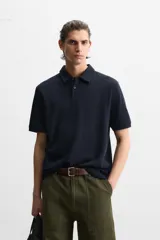 Polo verde oliva de tejido piqué, corte regular fit, cuello solapa con cierre frontal de botonadura y manga corta.