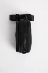 Bandolera negra rectangular con doble compartimento con cierre y correa ancha regulable.