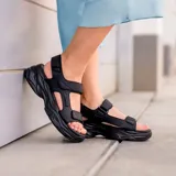 Sandalias negras Skechers Cali D'Lites 4.0 con plataforma, tiras ajustables con velcro y plantilla Yoga Foam.