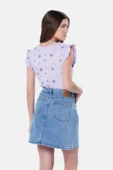 Minifalda de jean azul oscuro con spandex.