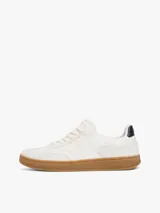 Zapatillas Tommy Hilfiger modelo Heritage, color blanco con detalles en azul marino en el talón y logo bordado en el lateral. Suela de goma color caramelo.