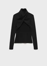 Remera negra de cuello alto cruzado, entallada y de manga larga.