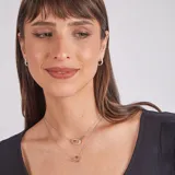 Conjunto de aros y collares en plata 925 con circonias. Incluye aros tipo argolla con circonias, un collar con dije rectangular con circonias y un collar con dije circular.