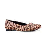 Zapato casual de cuero con estampado animal print, taco bajo y punta redondeada.