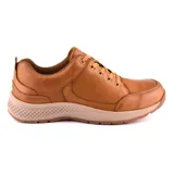 Zapatillas deportivas color tostado, con diseño ligero y suela cómoda para uso diario.