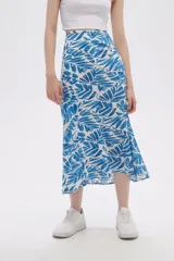 Falda midi evasé con estampado animal print de cebra en blanco y negro.