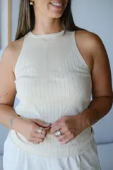 Musculosa color crudo, de tejido de punto acanalado, con cuello redondo y corte halter.