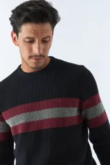 Sweater de punto negro con cuello redondo y mangas largas. Presenta dos franjas horizontales en el pecho, una color borgoña y otra gris.