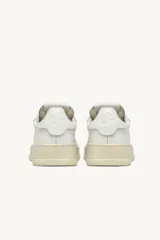 Championes Autry modelo Dallas Low, color blanco con detalles en gris y suela color crema.