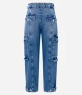 Pantalón de jeans celeste de corte recto, con bolsillos cargo laterales y cintura con trabillas.