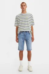 Bermuda de jean celeste de corte recto.