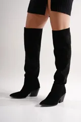 Botas texanas de cuero y gamuza negra, con taco de 9 cm, ideales para llevar altas o arrugadas.