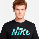 Remera deportiva negra de hombre, marca Nike, con logo de la marca estampado en el pecho con efecto degradado en tonos celeste y turquesa.