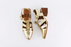 Sandalia de cuero negro con punta cerrada, tiras cruzadas y taco de madera.