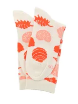 Calcetines grises con estampado de conchas marinas y cerebros en tonos de azul.