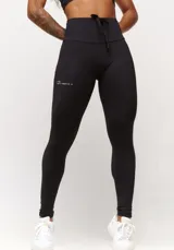 Calza deportiva negra de tiro alto con cordón ajustable en la cintura y logo estampado en la pierna.