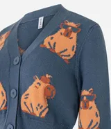 Cardigan de punto azul con escote en V, botones frontales y mangas largas ligeramente abullonadas. Presenta un estampado jacquard de carpinchos en color naranja.